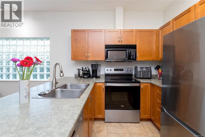 1963 Polo Park Court, Central Saanich, British Columbia, V8M2K1, Central Saanich, British Columbia — photo 1 of 5