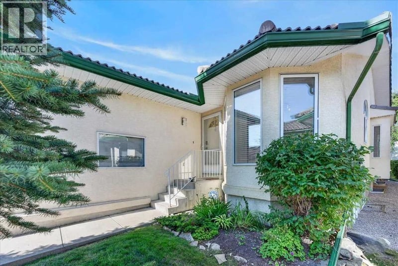 21 Strathearn Gardens Southwest, Calgary, Alberta, T3H2R1, Calgary, Alberta — photo 1 of 5