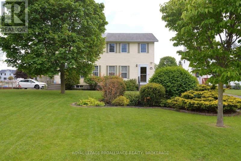 964 Uxbridge Crescent, Kingston (East Gardiners Rd), Ontario, K7M8K8, Kingston (East Gardiners Rd), Ontario — photo 1 of 5