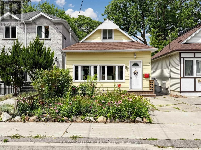 182 Holborne Avenue, Toronto (Woodbine-Lumsden), Ontario, M4C2R8, Toronto (Woodbine-Lumsden), Ontario — photo 1 of 5
