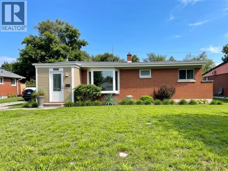 3615 Longfellow, Windsor, Ontario, N9E2M2, Windsor, Ontario — photo 1 of 5