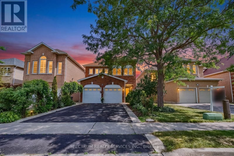 8 Sweet Briar Lane, Brampton (Snelgrove), Ontario, L6Z4V3, Brampton (Snelgrove), Ontario — photo 1 of 5