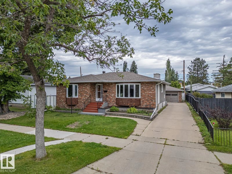 16706 80 AV NW, Edmonton, Alberta, T5R3N2, Edmonton, Alberta — photo 1 of 5