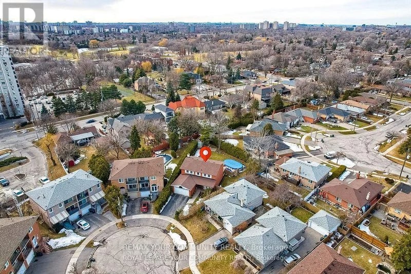 18 Terryellen Crescent, Toronto (Markland Wood), Ontario, M9C1H7, Toronto (Markland Wood), Ontario — photo 1 of 5