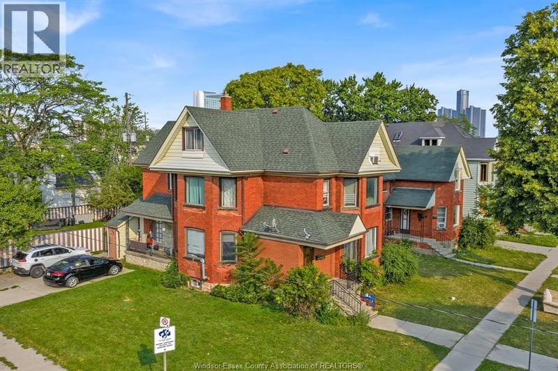 #Upper 677 Marentette, Windsor, Ontario, N9A1Z3, Windsor, Ontario — photo 1 of 5