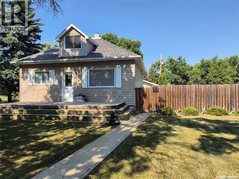 729 Bertrand AVENUE, Radville, Saskatchewan, S0C2G0, Radville, Saskatchewan — photo 1 of 5