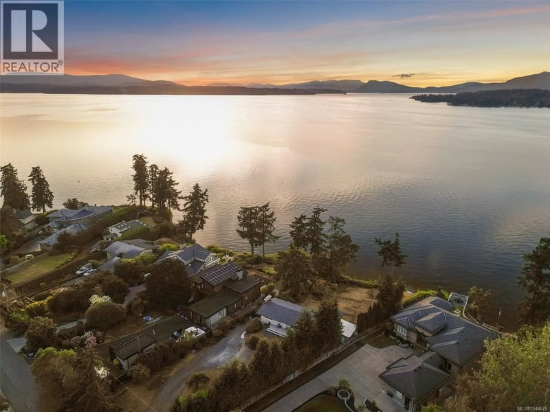 9760 Glynnwood Park Road, North Saanich, British Columbia, V8L5H4, North Saanich, British Columbia — photo 1 of 5