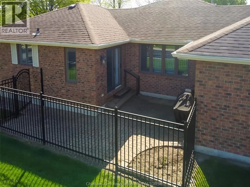 21 Earl Drive, Chatham, Ontario, N7M6E6, Chatham, Ontario — photo 1 of 5