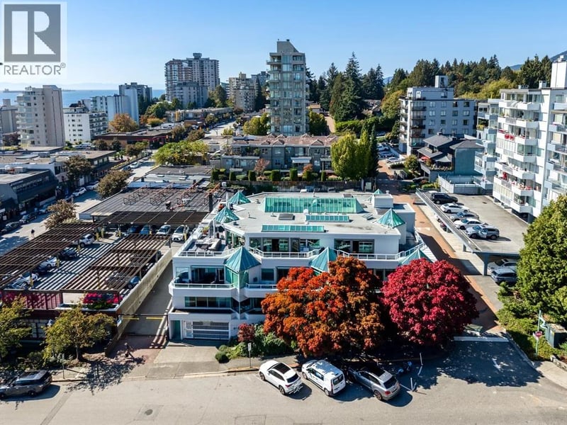 #204 565 17 Street, West Vancouver, British Columbia, V7V3S9, West Vancouver, British Columbia — photo 1 of 5