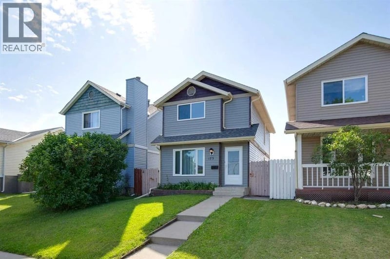 175 Castleridge Drive Northeast, Calgary, Alberta, T3J1P6, Calgary, Alberta — photo 1 of 5