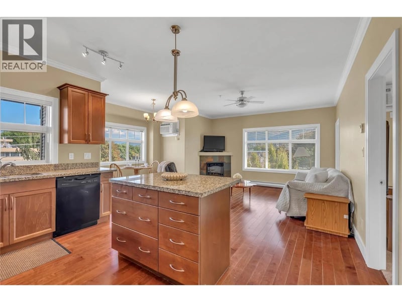 #401 240 Wade Avenue, Penticton, British Columbia, V2A1T8, Penticton, British Columbia — photo 1 of 5