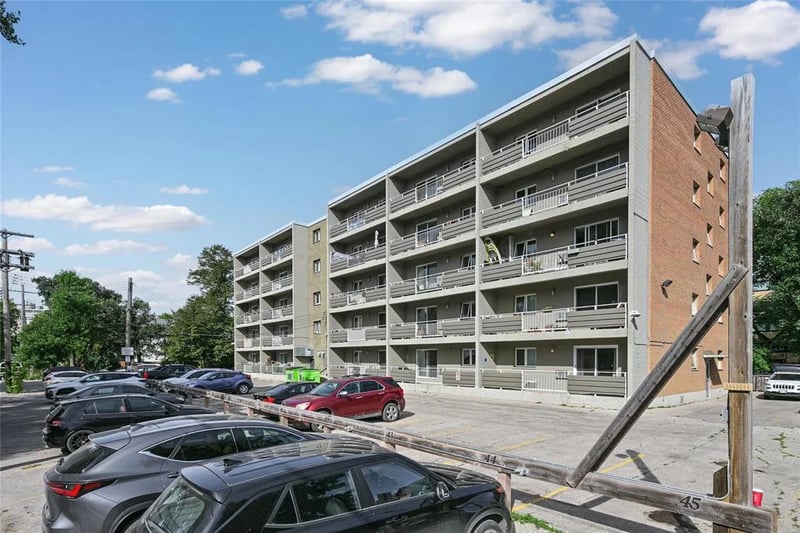 500 Stradbrook Avenue, Winnipeg, Manitoba, R3L0K1, Winnipeg, Manitoba — photo 2 of 5