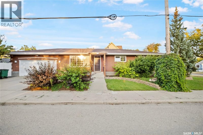 405 4th AVENUE NE, Moose Jaw, Saskatchewan, S6H8B8, Moose Jaw, Saskatchewan — photo 1 of 5