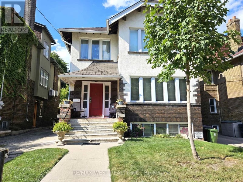 #Main 10 Oriole Gardens, Toronto (Yonge-St. Clair), Ontario, M4V1V7, Toronto (Yonge-St. Clair), Ontario — photo 1 of 5