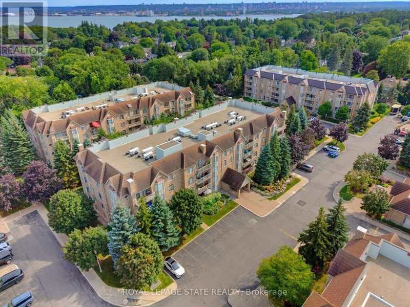 #309 216D Plains Road West Road West, Burlington (Bayview), Ontario, L7T4K8, Burlington (Bayview), Ontario — photo 1 of 5