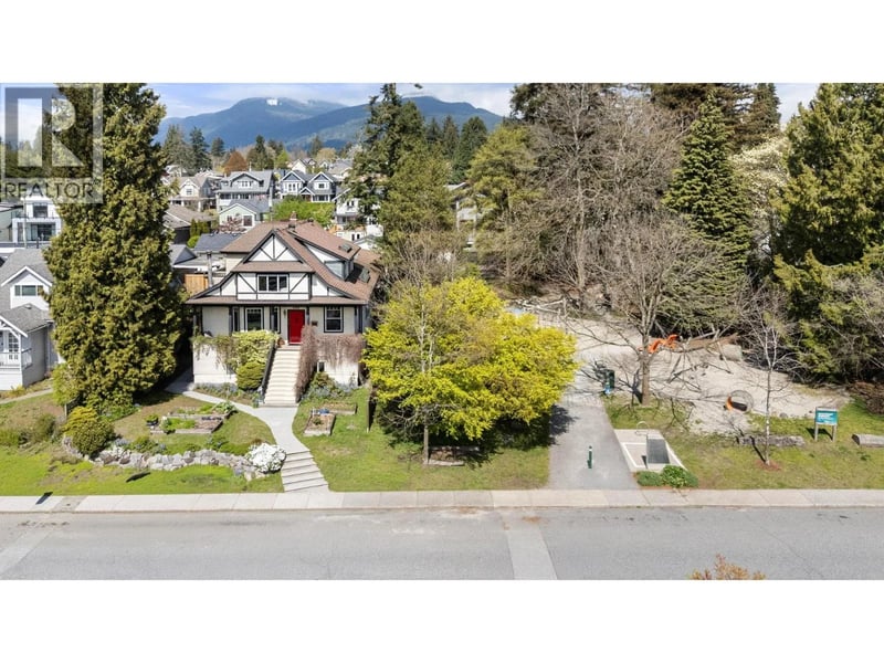 628 5TH Street, North Vancouver, British Columbia, V7L1M7, North Vancouver, British Columbia — photo 1 of 5