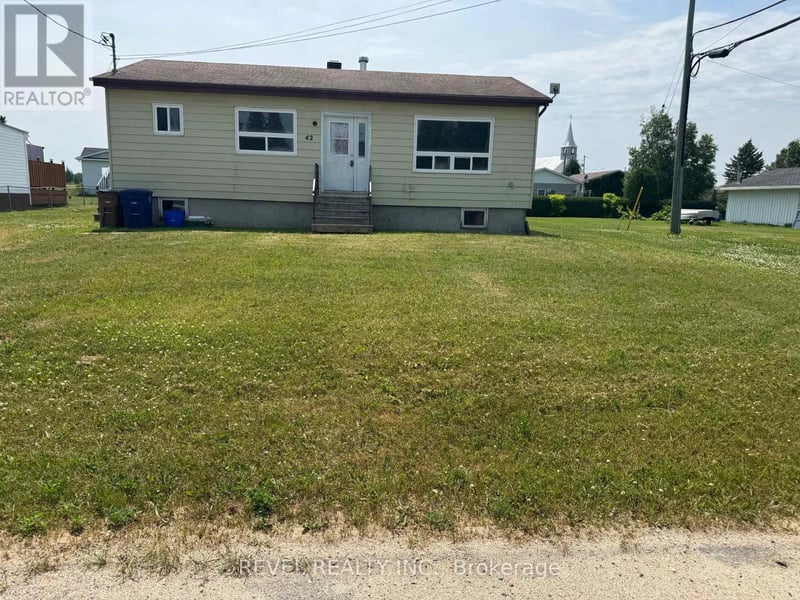 42 Gauthier Street, Kapuskasing (Fauquier), Ontario, P0L1G0, Kapuskasing (Fauquier), Ontario — photo 1 of 5