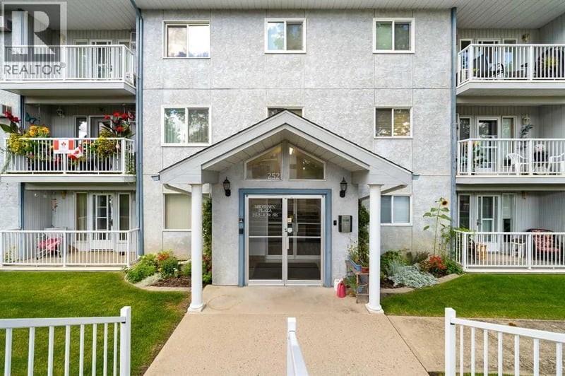 252 4 Street Southeast, Medicine Hat, Alberta, T1A0K1, Medicine Hat, Alberta — photo 1 of 5