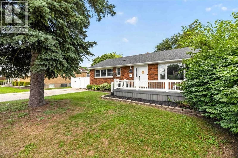 1108 ERROL Road East, Sarnia, Ontario, N7S2E9, Sarnia, Ontario — photo 1 of 5