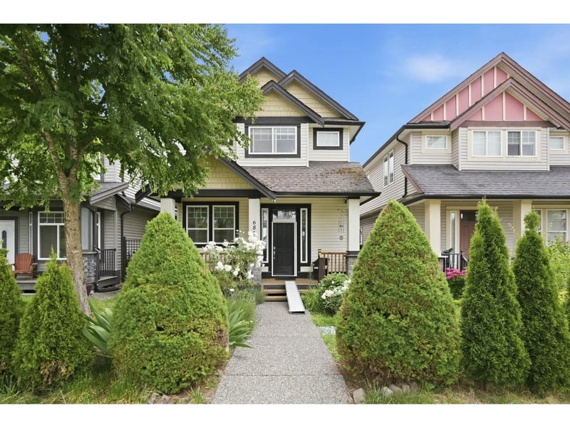 6814 192 Street, Surrey, British Columbia, V4N0B5, Surrey, British Columbia — photo 1 of 5