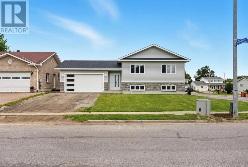 237 Pentagon BLVD, Sault Ste. Marie, Ontario, P6B6G2, Sault Ste. Marie, Ontario — photo 1 of 5