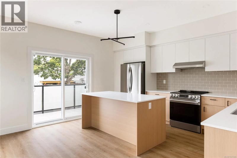 #1 913 Dale Street, Saanich, British Columbia, V8X2V9, Saanich, British Columbia — photo 1 of 5