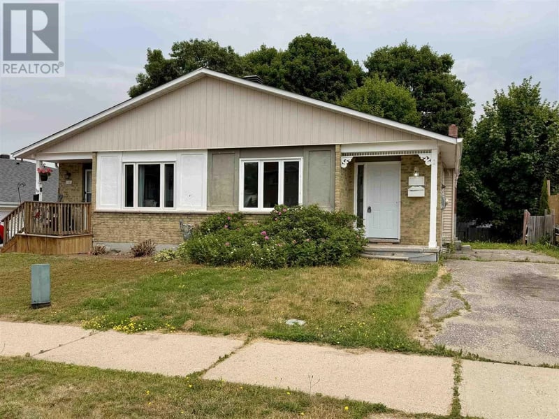 21 LaPrairie CRES, Elliot Lake, Ontario, P5A3B7, Elliot Lake, Ontario — photo 1 of 5