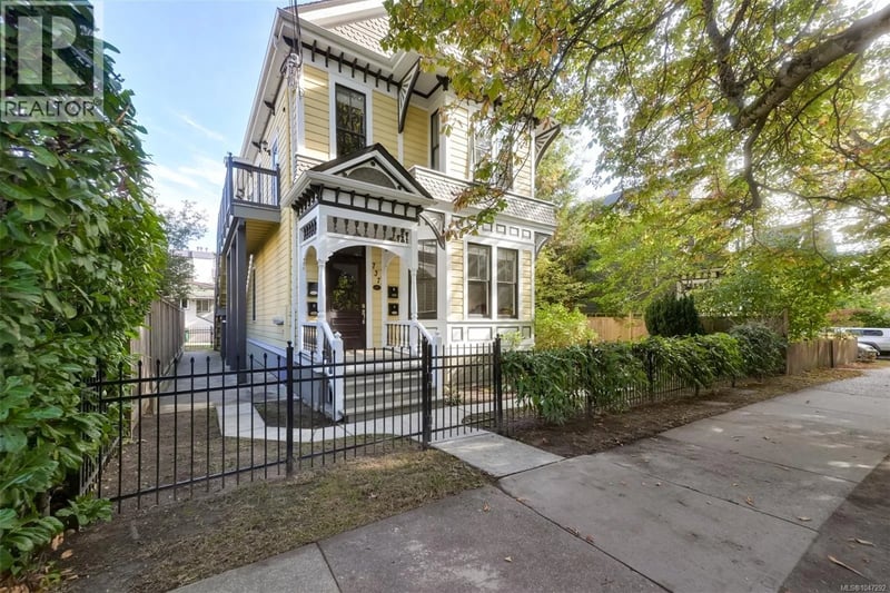 737 Vancouver Street, Victoria, British Columbia, V8V3V4, Victoria, British Columbia — photo 1 of 5