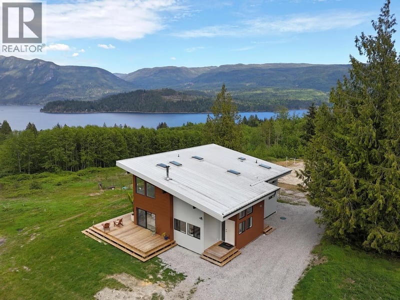 6400 CROWSTON Road, Sechelt, British Columbia, V7Z0L1, Sechelt, British Columbia — photo 1 of 5