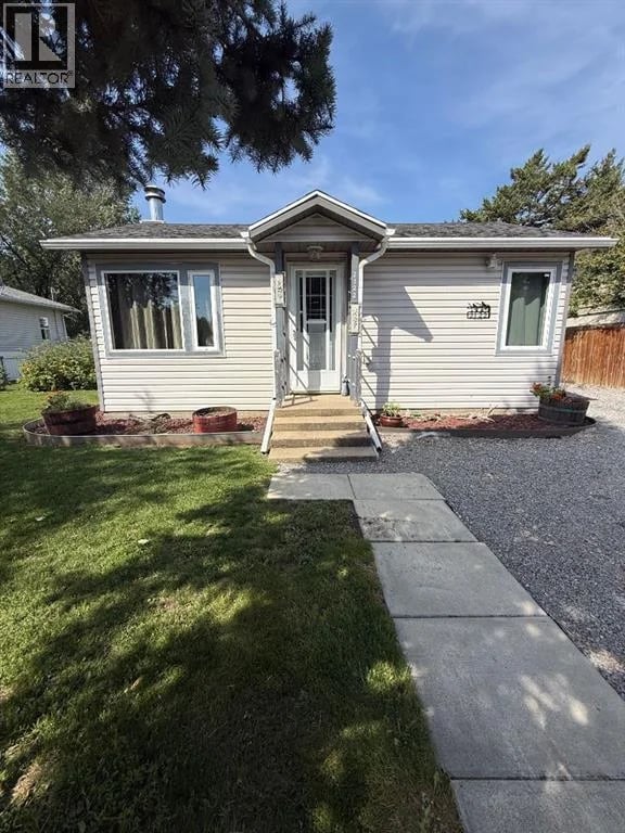 2122 20 Street, Coaldale, Alberta, T1M1E7, Coaldale, Alberta — photo 1 of 5