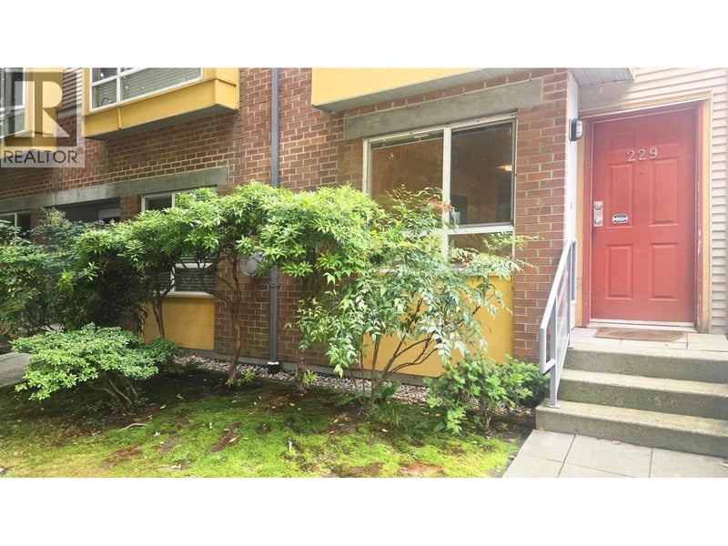 229 11TH Avenue, Vancouver, British Columbia, V5T2C4, Vancouver, British Columbia — photo 1 of 5