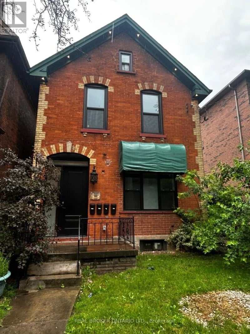 30 Victoria Avenue North, Hamilton (Beasley), Ontario, L8L5E1, Hamilton (Beasley), Ontario — photo 1 of 5