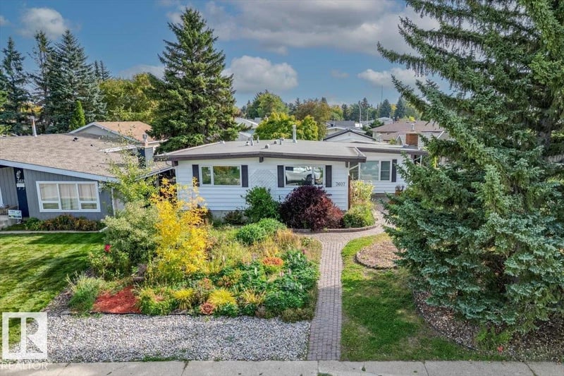 3607 106A ST NW, Edmonton, Alberta, T6J1A7, Edmonton, Alberta — photo 1 of 5