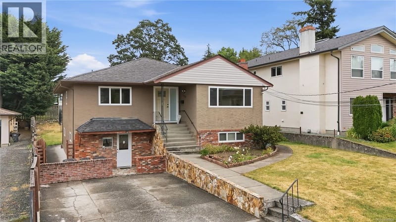 560 Mountfield Street, Saanich, British Columbia, V8X1Y8, Saanich, British Columbia — photo 1 of 5