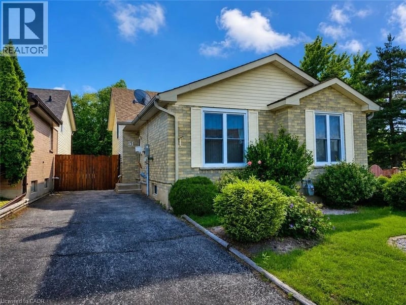 31 OLD CARRIAGE Drive, Kitchener, Ontario, N2P1H5, Kitchener, Ontario — photo 1 of 5