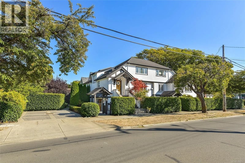 603 Moss Street, Victoria, British Columbia, V8V4N7, Victoria, British Columbia — photo 1 of 5