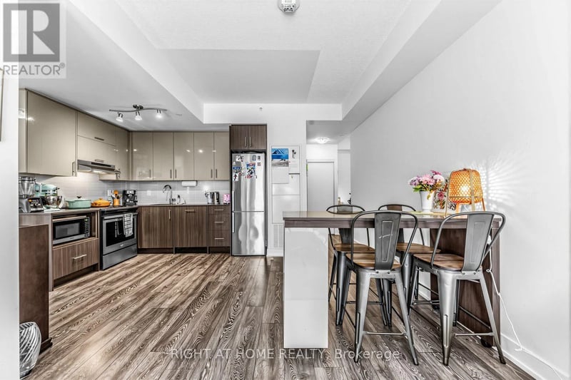 #202 180 Fairview Mall Drive, Toronto (Don Valley Village), Ontario, M2J0G4, Toronto (Don Valley Village), Ontario — photo 1 of 5