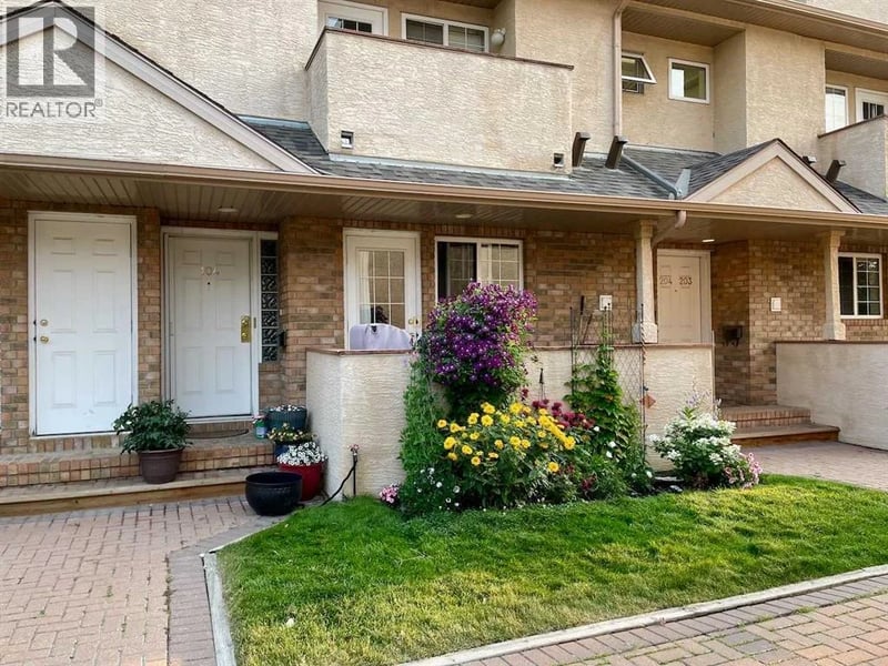 438 31 Avenue Northwest, Calgary, Alberta, T2M2P4, Calgary, Alberta — photo 1 of 5