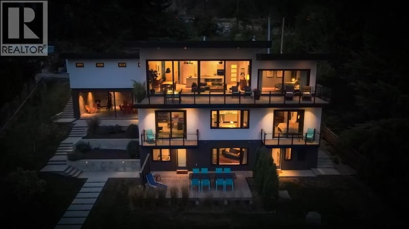 988 3A Highway, Nelson, British Columbia, V1L6J5, Nelson, British Columbia — photo 1 of 5