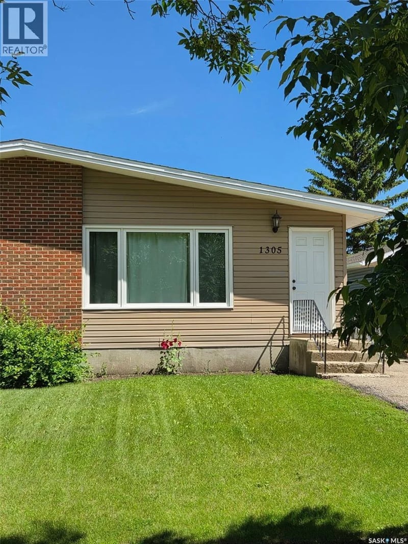 1305 Park AVENUE, Weyburn, Saskatchewan, S4H0K7, Weyburn, Saskatchewan — photo 1 of 5