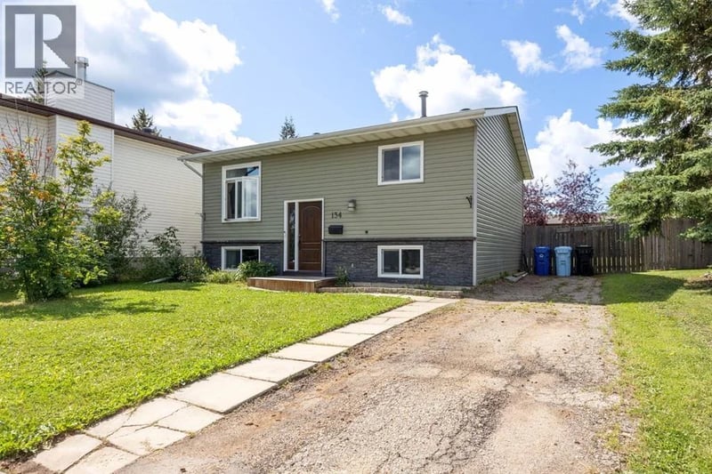 134 Farrell Bay, Fort McMurray, Alberta, T9K1N8, Fort McMurray, Alberta — photo 1 of 5