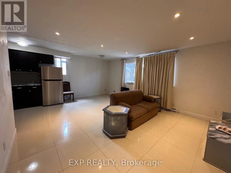 #3 256 Lakeshore Road East, Mississauga (Port Credit), Ontario, L5G1G9, Mississauga (Port Credit), Ontario — photo 1 of 5