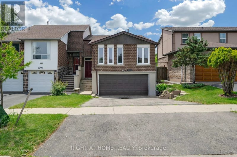 3241 Mccarthy Court, Mississauga (Applewood), Ontario, L4Y3Z4, Mississauga (Applewood), Ontario — photo 1 of 5
