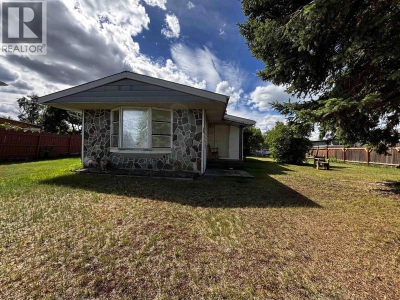 295 MOFFAT Street, Prince George, British Columbia, V2M3G6, Prince George, British Columbia — photo 1 of 3