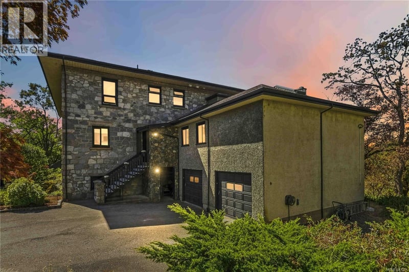 #B 3960 Cedar Hill Road, Saanich, British Columbia, V8N3B8, Saanich, British Columbia — photo 1 of 5