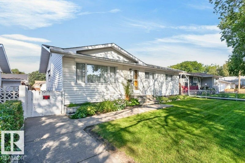11042 152 ST NW, Edmonton, Alberta, T5P1Z8, Edmonton, Alberta — photo 1 of 5