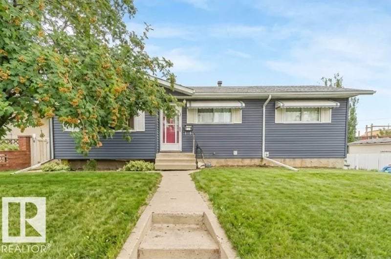 8712 137 AV NW, Edmonton, Alberta, T5E1Y4, Edmonton, Alberta — photo 1 of 5