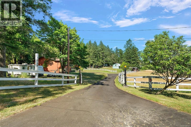 1649 Charlton Road, Saanich, British Columbia, V9E2C8, Saanich, British Columbia — photo 1 of 5