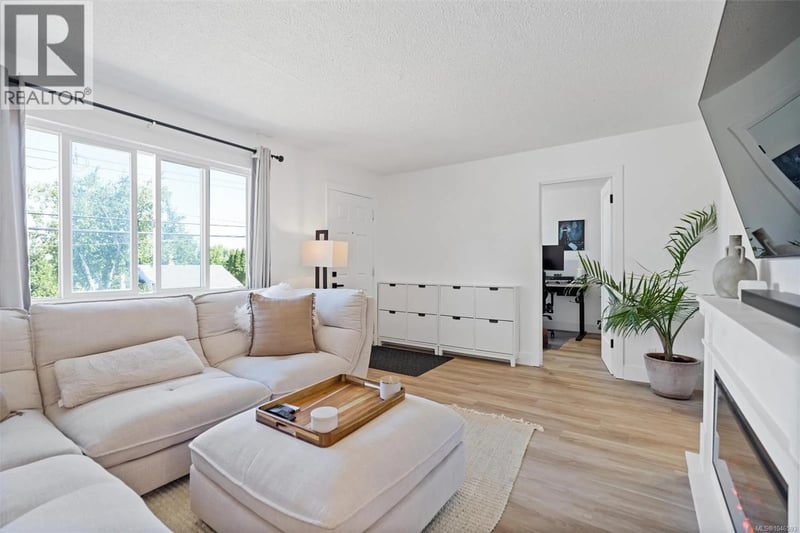1143 Lockley Road, Esquimalt, British Columbia, V9A4S5, Esquimalt, British Columbia — photo 1 of 5