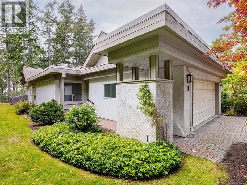 #1 928 Bearwood Lane, Saanich, British Columbia, V8P5A5, Saanich, British Columbia — photo 1 of 5